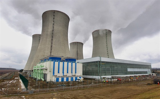 Nové chladicí ve dukovanské jaderné elektrárny (bílo-modrá stavba v popedí)...