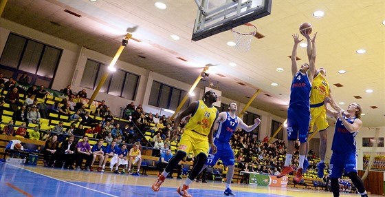 Andrew Barham z Ústí nad Labem stílí, brání ho Luka Igrutinovi z Ostravy.