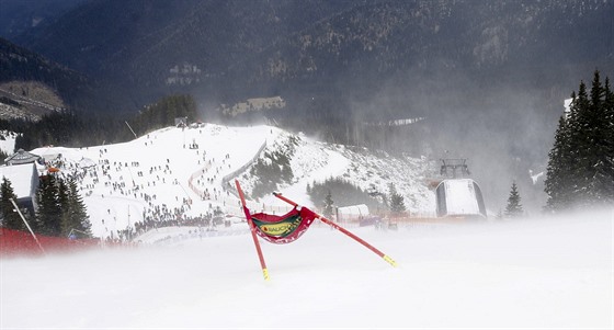 Silný vítr donutil poadatele zruit obí slalom lyaek v Jasné.