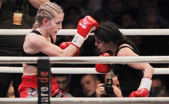 Fabiana Bytyqi (vlevo) na Galaveeru profesionálního boxu v Plzni.