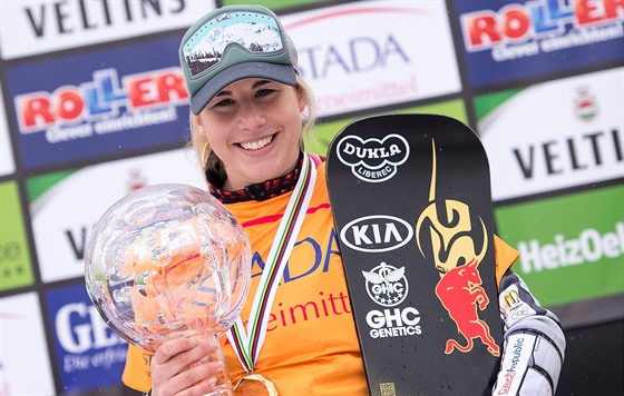 Ester Ledecká svírá v ruce velký kiálový glóbus pro snowboardovou královnu...