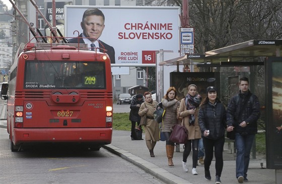 Pedvolební billboard souasného slovenského premiéra Roberta Fica a strany...