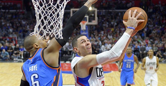 Austin Rivers (vpravo) z Los Angeles Clippers se snaí prosadit pescRandyho...