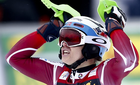 Norský lya Henrik Kristoffersen v cíli slalomu v Kranjske Goe.