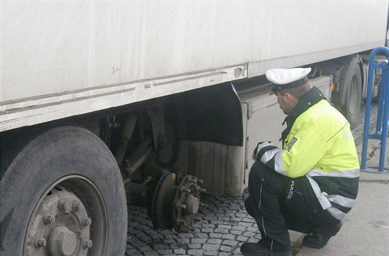 Kladentí policisté zastavili idie kamiony, který silnici kioval bez...