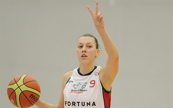 Lenka Bartáková ídí hru Nymburka.