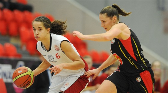 Nymburská basketbalistka Jessica Kusterová (vlevo) uniká Tereze Kuthanové z...