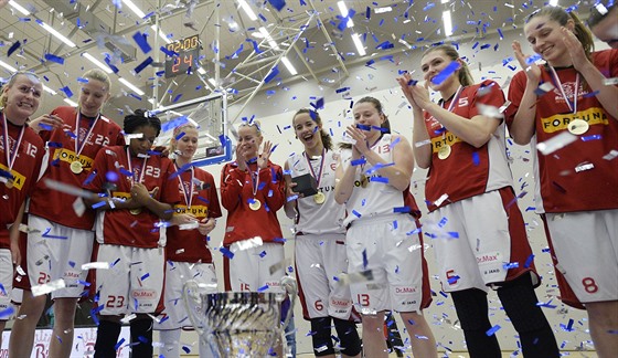 Nymburské basketbalistky oslavují zisk eského poháru.