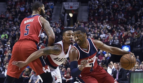 John Wall (vpravo) z Washingtonu vyuívá clony spoluhráe Markieffa Morrise,...