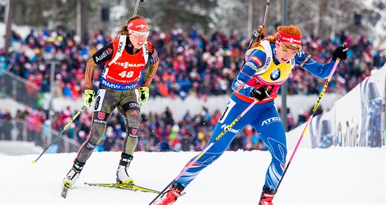 Gabriela Soukalová (vpravo) na trati sprintu na mistrovství svta v biatlonu v...
