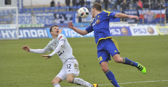 Jan trba z Olomouce (v bílém) bojuje o mí s jihlavským Pavlem Dvoákem.