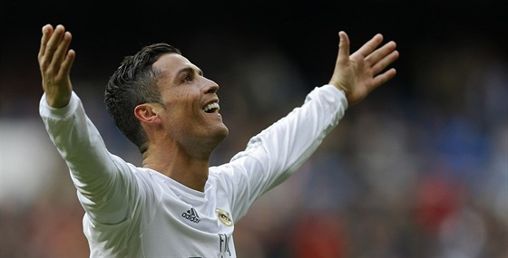 KOUKEJTE, JSEM KRÁL. Cristiano Ronaldo slaví jeden ze svých gól proti Vigu.