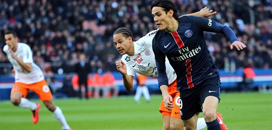 Edison Cavani (vpravo) z Paris St. Germain se chystá ke stele, stíhá ho Daniel...