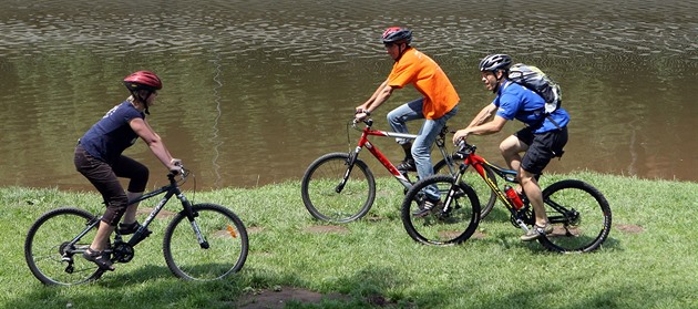 Jezdci na bicyklech na cyklotrase Greenway Jizera.