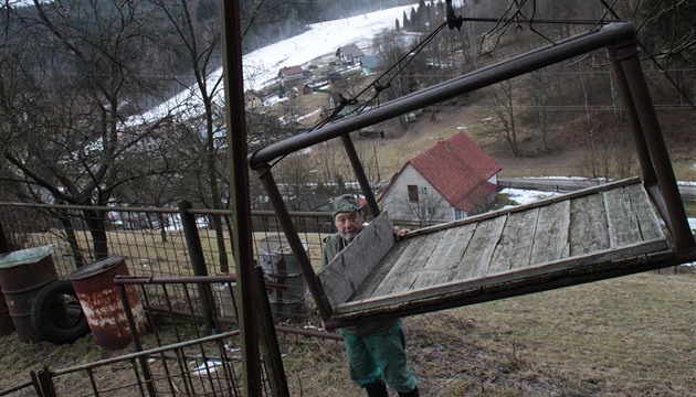 Jií Strnad u nákladní lanovky nad údolím Kotelského potoka.