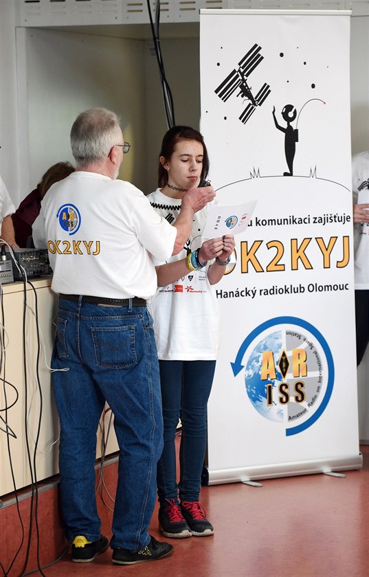 Studenti olomouckých gymnázií pi radiovém spojení s ISS. Z uebny na...