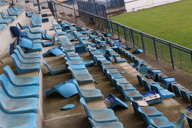 Zdevastovaný drnovický stadion.