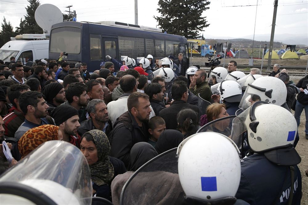 Na ecko-makedonských hranicích nedaleko vesnice Idomeni ekají tisíce lidí....