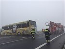Vyprotný autobus, který se tyicítkou dtí havaroval na silnici I/7 u...