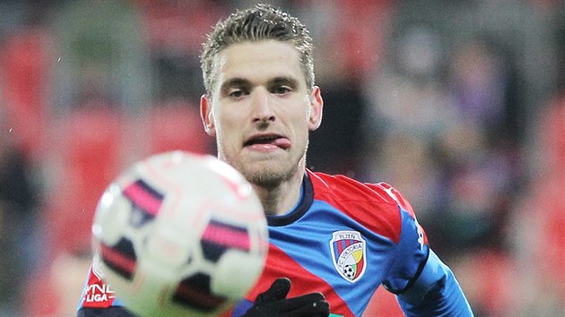 Plzeňský Jan Kovařík stíhá míč. Plzeňský Jan Kovařík stíhá míč.