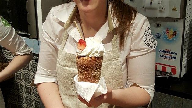 Trdelník se zmrzlinou. Co na tom, že je to kalorická bomba? V dnešním neklidném... Trdelník se zmrzlinou. Co na tom, že je to kalorická bomba? V dnešním neklidném...