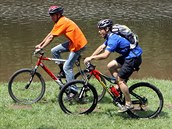 Jezdci na bicyklech na cyklotrase Greenway Jizera. Jezdci na bicyklech na cyklotrase Greenway Jizera.
