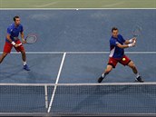 Tom Berdych (vpravo) a Radek tpnek bhem deblu v 1. kole Davis Cupu