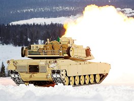 Americk tank M1A1 pl na stelnici u norsk vcvikov zkladny Rena bhem...