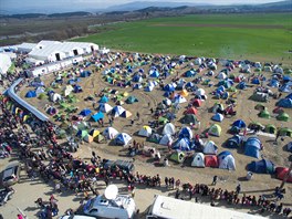 Pohled z dronu na uprchlick tbor pobl Idomeni (3. bezna 2016).