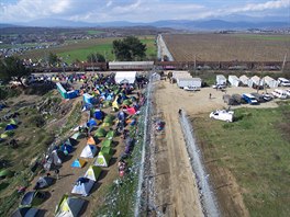 Pohled z dronu na uprchlick tbor pobl Idomeni (3. bezna 2016).