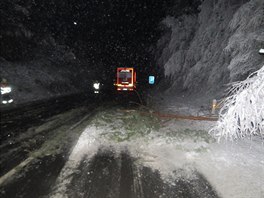 Nedaleko sjezdu na Slaný na devatenáctém kilometru D7 okolo jedné hodiny ráno...