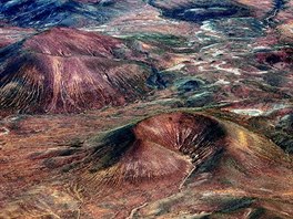 ásti Arizony vypadají jako z Marsu. Úchvatné krátery uprosted erven...