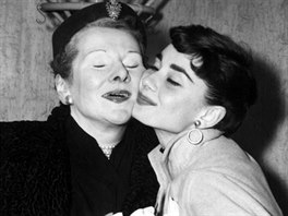 Audrey Hepburnová a její maminka Ella van Heemstra (New York, 1. ledna 1951)