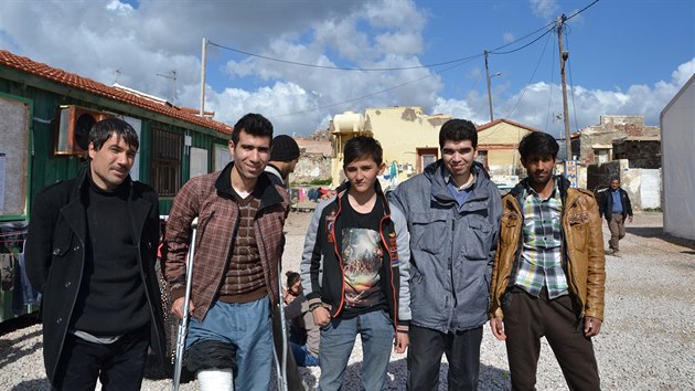 Afghánec Arash (druhý zprava) s muži, se kterými přijel na ostrov Chios. Druhý zleva je jeho bratr, který si při cestě pochroumal koleno. (6. března 2016)