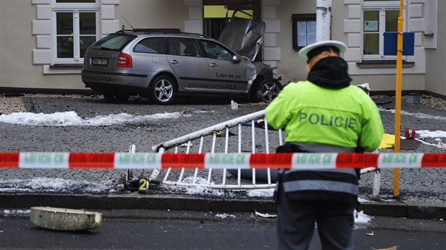 V Marinskch Lznch vjelo auto na chodnk a vn zranilo nkolik lid (2. bezna 2016)