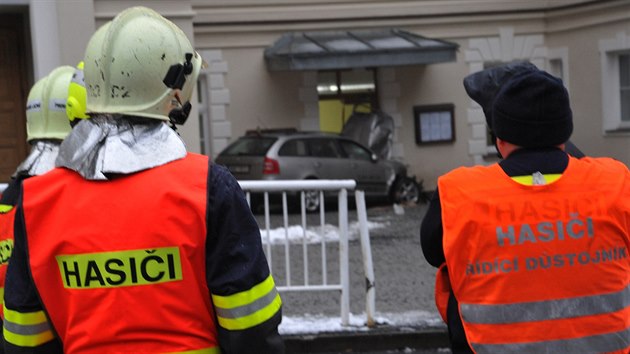 V Marinskch Lznch vjelo auto na chodnk a vn zranilo nkolik lid (2. bezna 2016)