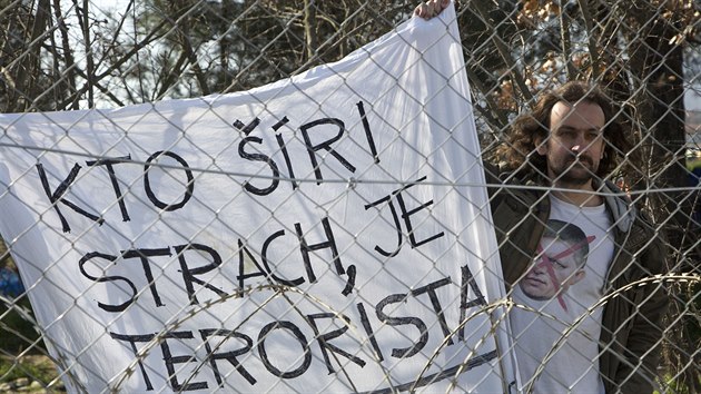 Slovensk premir Robert Fico navtvil ped volbami slovensk policisty na makedonsko-eck hranici. Takto ho pivtal jeden z jeho odprc. (2. bezna 2016)