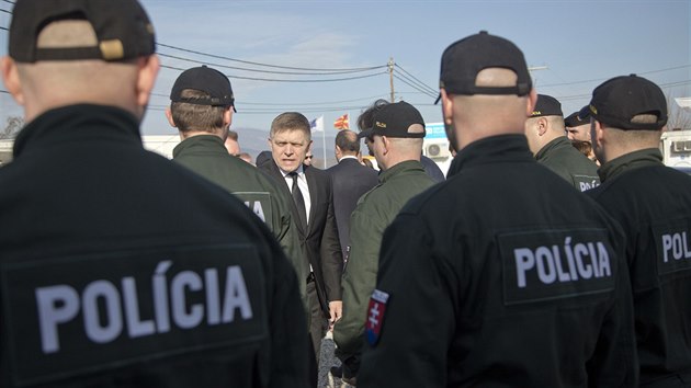 Slovensk premir Robert Fico navtvil ped volbami slovensk policisty na makedonsko-eck hranici. Takto ho pivtal jeden z jeho odprc. (2. bezna 2016)
