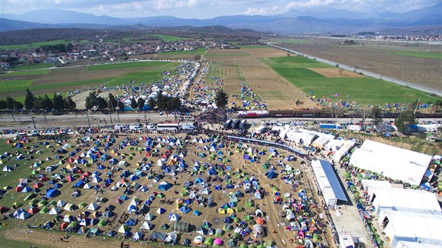 Stanov msteko benc u vsi Idomeni na ecko-makedonsk hranici (3. bezna 2016)