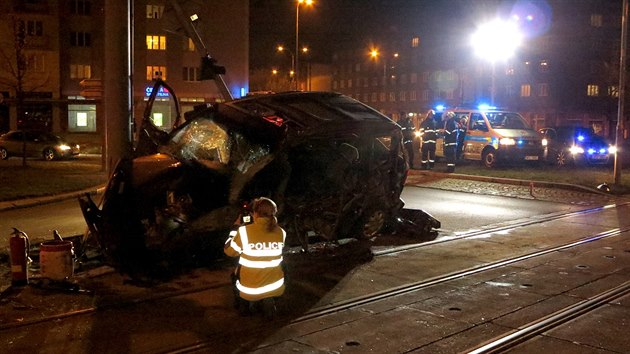 Osobn auto a tramvaj se srazily ve tvrtek veer v Plzni na Slovanech (3. bezna 2016)