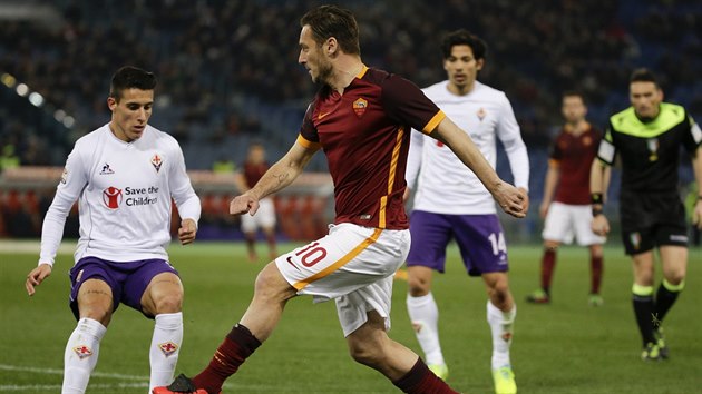 Francesco Totti z AS m pedvd technick kouzla v duelu s Fiorentinou.