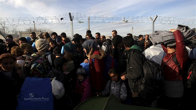 Benci na ecko-makedonsk hranici u vesnice Idomeni (5. bezna 2016).