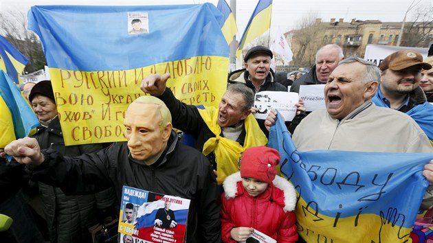 Demonstrace za proputn Savenkov ped ruskou ambasdou v Kyjev (9. bezna 2016)