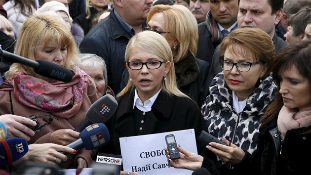 Bval pedsedkyn ukrajinsk vldy Julia Tymoenkov na demonstraci za proputn Savenkov ped ruskou ambasdou v Kyjev (9. bezna 2016)