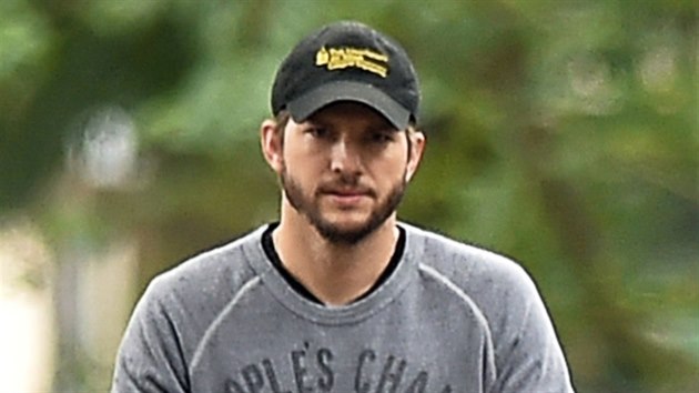 Ashton Kutcher na prochzce se psem a dcerou Wyatt