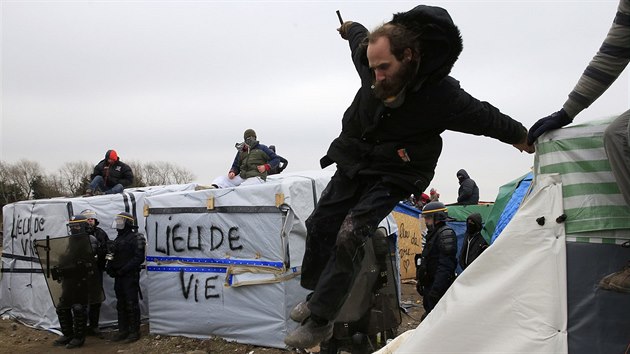 Vyklzen tzv. Dungle - v uprchlickm tboe pobl Calais na severu Francie (1.3.2016)