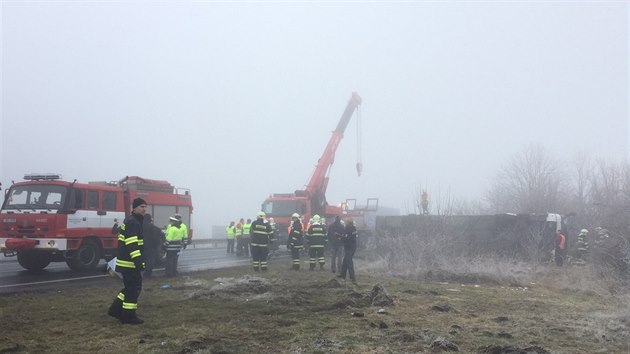 U Panenskho Tnce na Lounsku havaroval autobus se tymi destkami dt. Zchrann sluba vyhlsila mimodnou udlost (9.3.2016)