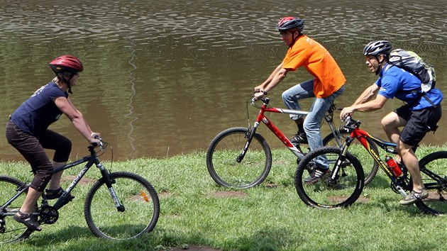 Jezdci na bicyklech na cyklotrase Greenway Jizera.