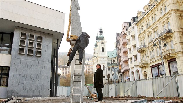 Umlec Pavel Opoensk si v sobotu rno odvezl od Vdeln kolondy v Karlovch Varech svj obelisk.