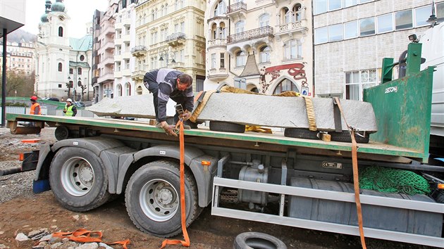 Umlec Pavel Opoensk si v sobotu rno odvezl od Vdeln kolondy v Karlovch Varech svj obelisk.